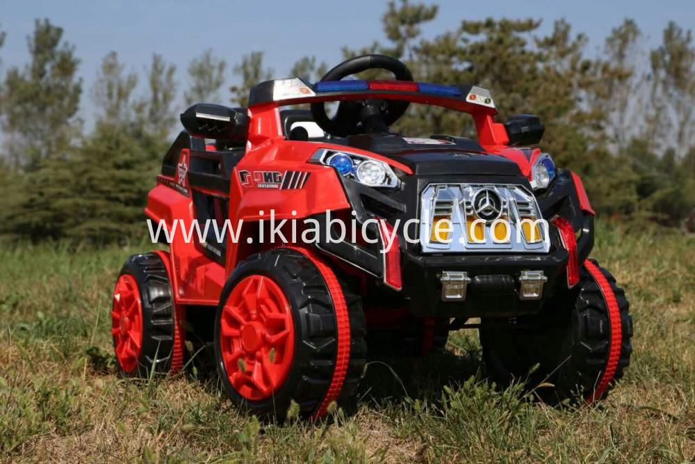 Kid jeździ samochodem z pilotem